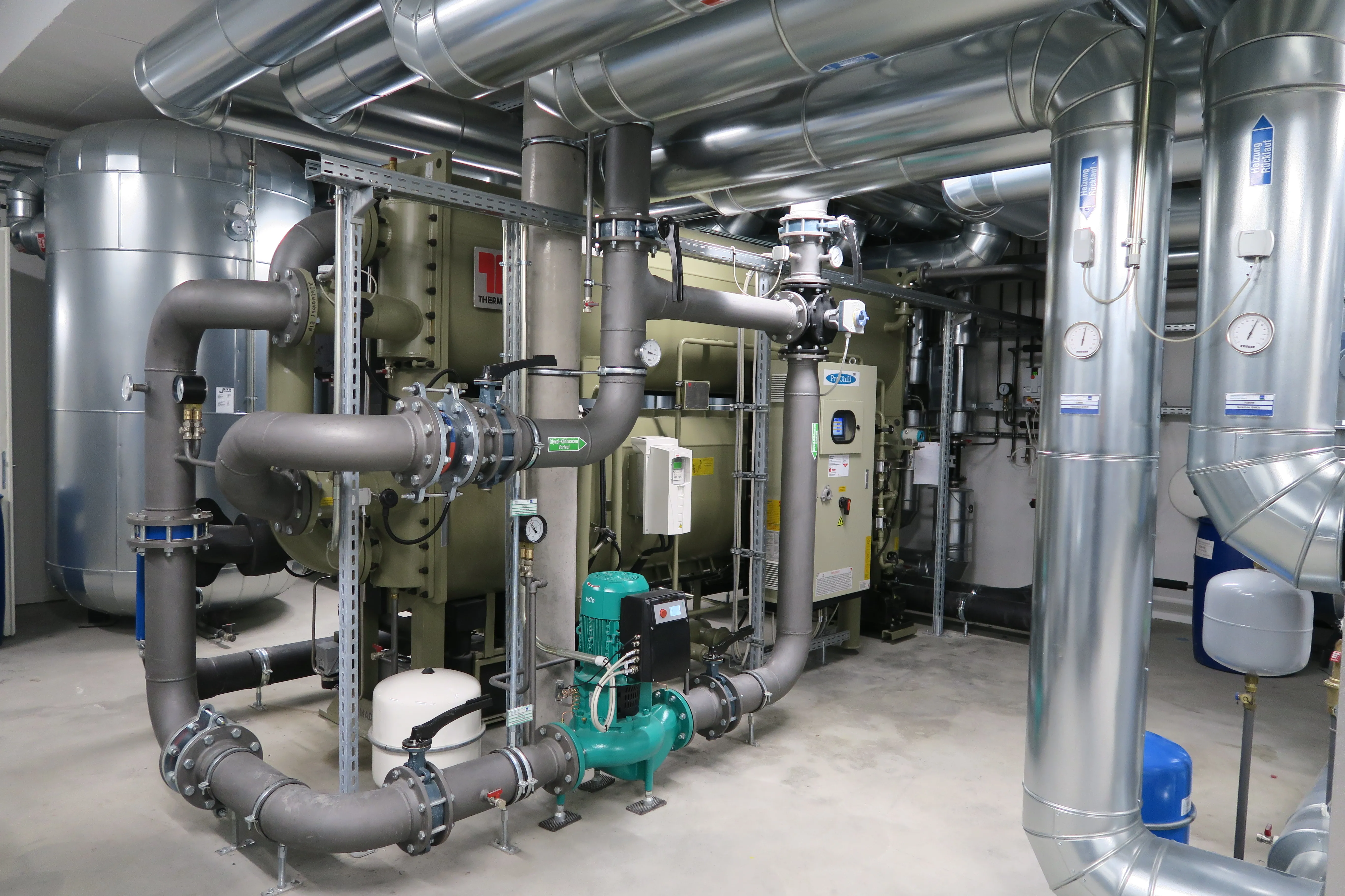 Die Aufnahme zeigt eine komplexe technische Anlage mit einem großen Absorptionskühler der Marke Thermax.