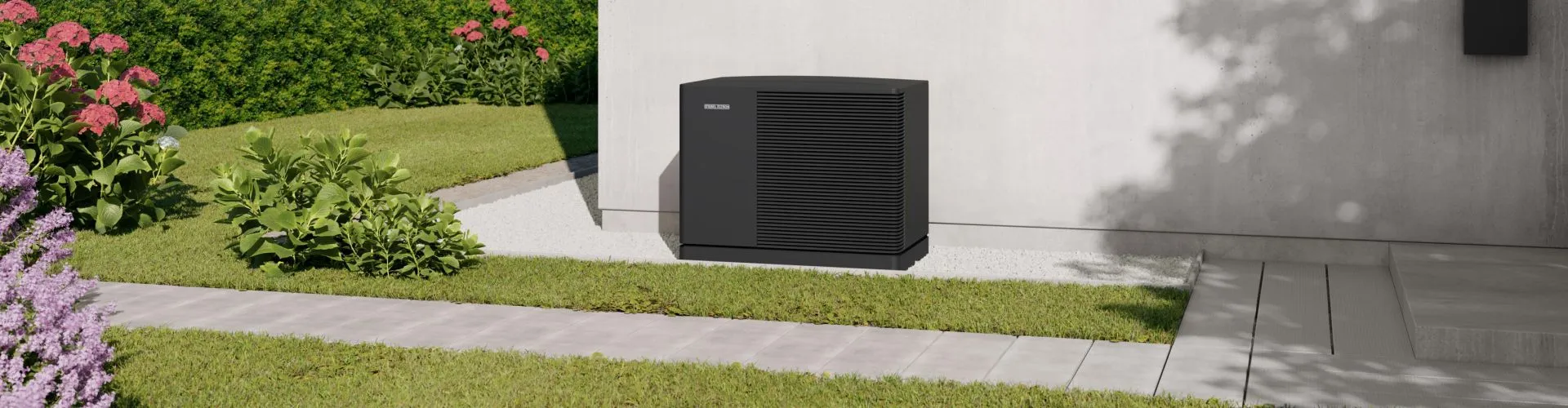 Eine Wärmepumpe steht vor einem Einfamilienhaus im sommerlichen Garten.