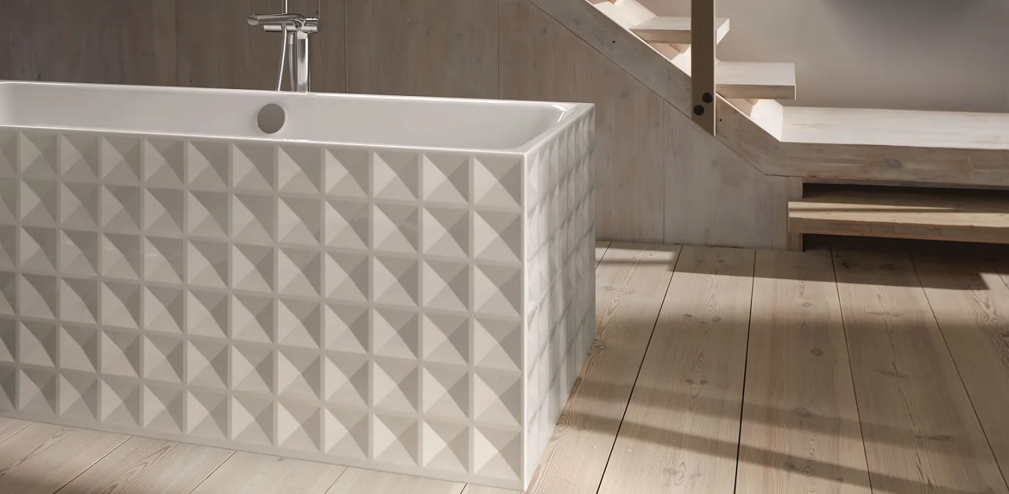 Badewanne BetteLoft Ornament weiß auf hellem Holzfußboden