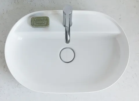 Ovales Waschbecken der Serie Luv von Duravit. 
