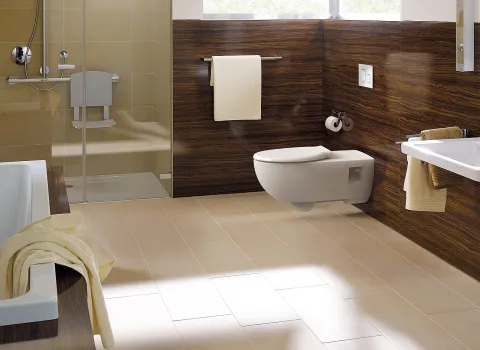 Badezimmer mit barrierefreien Waschtisch, Dusch-WC und Dusch-Sitz.
