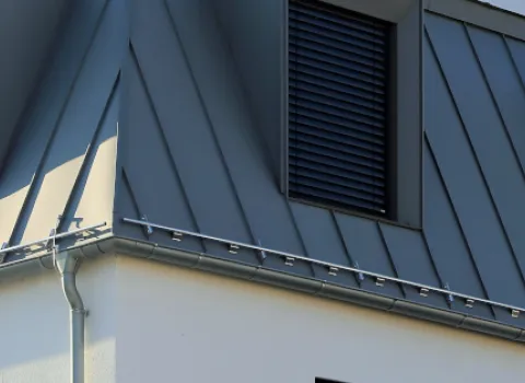 Modernes Haus mit Metalldach.