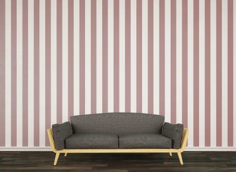 Sofa vor senkrecht gestreifter Wand.