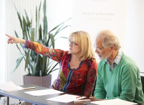 Teilnehmerin und Teilnehmer eines Workshops von bad & heizung zum Thema Personal.