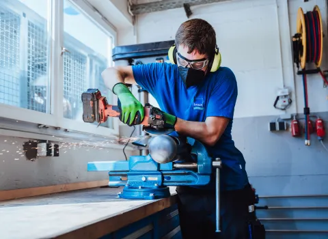 Mitarbeiter der Gottfried Braun GmbH in Baiersbronn bei der Arbeit
