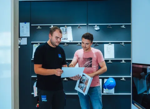 Mitarbeiter der Gottfried Braun GmbH in Baiersbronn bei der Besprechung einer Planzeichnung.