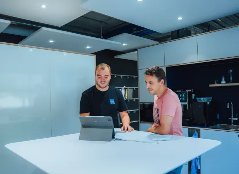 Mitarbeiter der Gottfried Braun GmbH in Baiersbronn bei der Besprechung einer Planzeichnung.