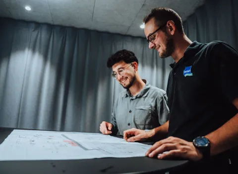 Mitarbeiter der Gottfried Braun GmbH in Baiersbronn bei der Besprechung einer Planzeichnung.