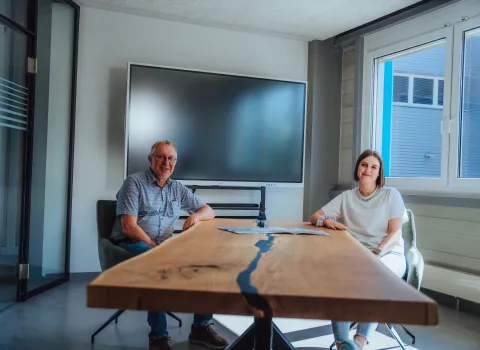 Zwei Mitarbeiter der Gottfried Braun GmbH in Baiersbronn bei der Besprechung einer Planzeichnung.