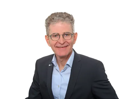 Portrait des Geschäftsführers Jörg Braun vor einem weißen Hintergrund.