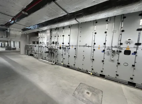 Eine industrielle Klimaanlage in einem Technikraum besteht aus modular aufgebauten Geräteeinheiten mit zahlreichen Zugangs- und Wartungsklappen.