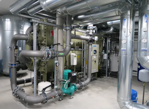 Die Aufnahme zeigt eine komplexe technische Anlage mit einem großen Absorptionskühler der Marke Thermax.