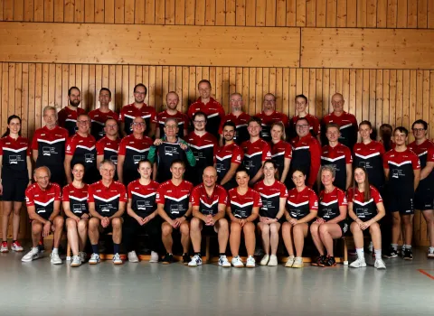Großes Teamfoto des Tischtennisvereins SG Baiersbronn-Klosterreichenbach in der Sporthalle.