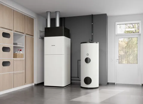 Ein Lüftungs-Integral-System von Stiebel Eltron in einem Technikraum neben einer Tuer.