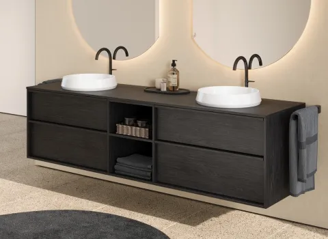 Schräge Ansicht eines Waschtisches aus der Kollektion Uomo des Herstellers burgbad in der Farbe Eiche Dekor Nachtschwarz.
