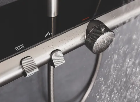 Detailansicht der Bedientasten und Temperaturregelung des AquaXPro 200 Thermostats in Gunmetal.