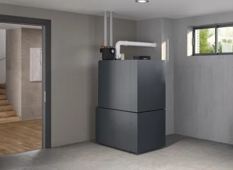 Das Brennwertgerät Vitoladens 300 C von Viessmann in einem cleanen Heizungsraum. 