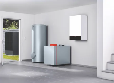 Ein Hybridheizsystem bestehend aus Wärmepumpe und Gasbrennwertgerät in einem Heizraum.