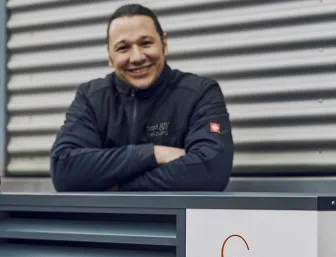 Drei SHK-Anlagenmechaniker stehen stolz vor einer installierten Wärmepumpe von Solvis.