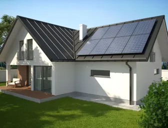 Photovoltaikanlage auf dem Dach eines Einfamilienhauses mit einem Hintergarten.