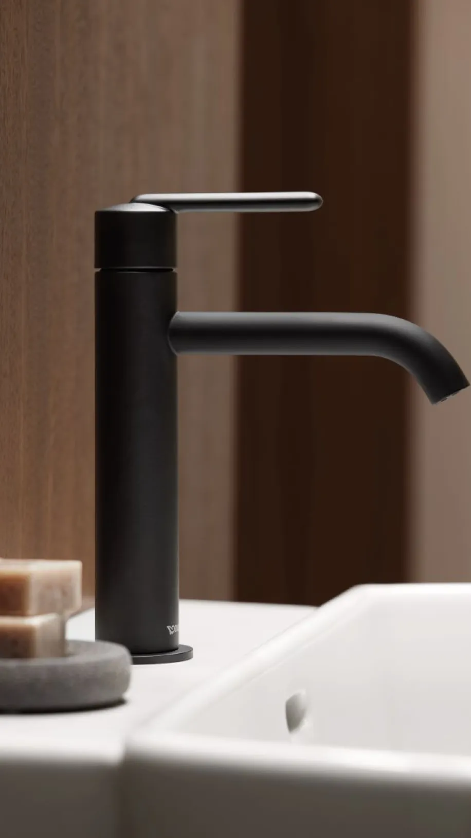 Detailaufnahme eines schwarzen Einhebelmischers der Serie Balcoon von Duravit.