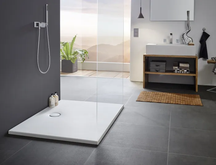 Aus Sanitäracryl gefertigte Duschwanne davisi von Mauersberger mit Glasabtrennung.