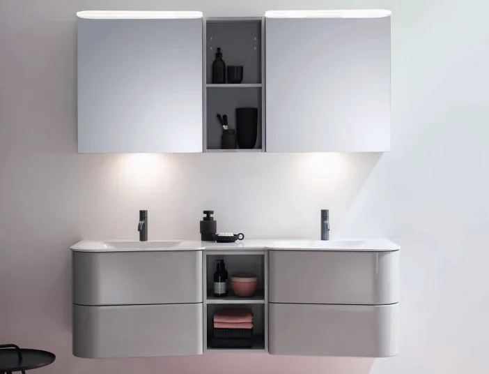 Moderner Burgbad-Spiegelschrank mit integrierter Beleuchtung, zwei Waschbecken und Stauraum, darunter graue Schubladen und offene Regale.