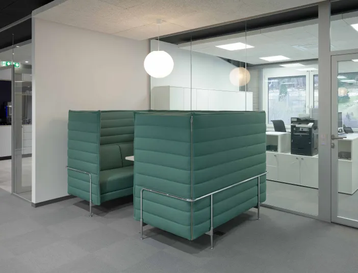 Sitzecke in kräftigem Grün innerhalb des modernen Bürobereichs der Gottfried Braun GmbH.