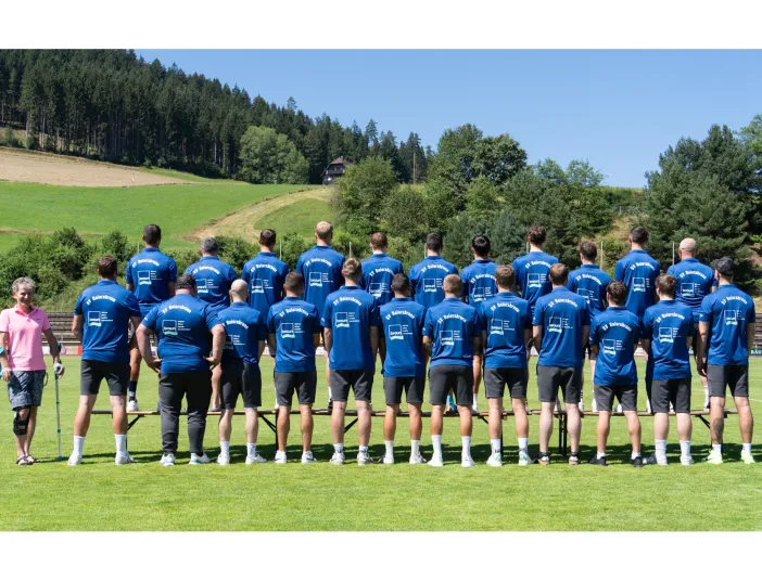 Teamfoto des SV Baiersbronn mit Ruecken zur Kamera.