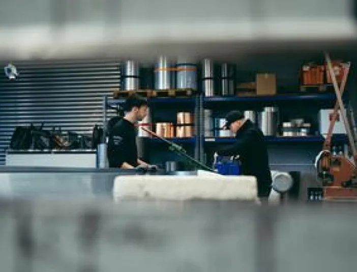 Zwei Flaschner des Unternehmens Vitus König bei der Arbeit.