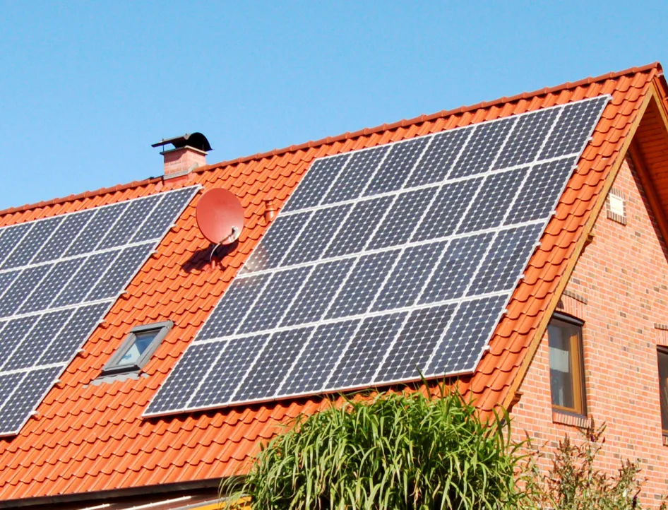 Haus eines Selbstversorgers mit Solarmodulen auf dem Dach.