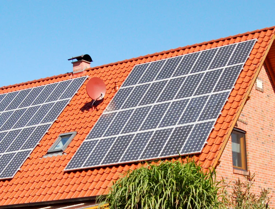 Haus eines Selbstversorgers mit Solarmodulen auf dem Dach.